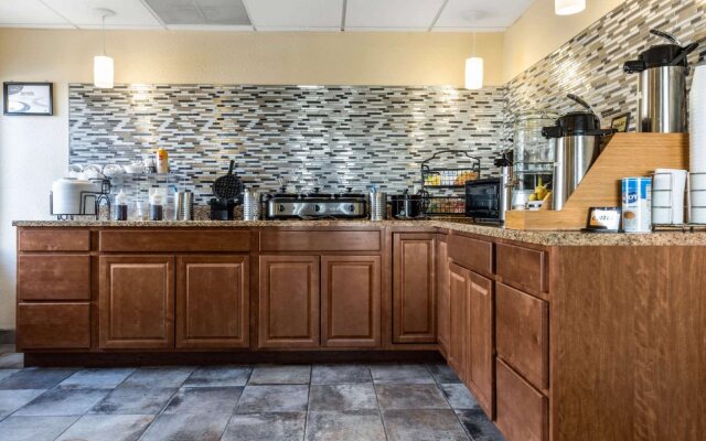 Econo Lodge Inn & Suites Shepherd of the Hills Expy