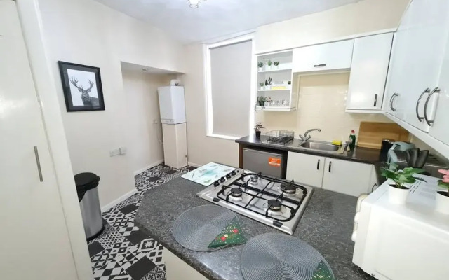 Large 3 Bed Flat Free Parking