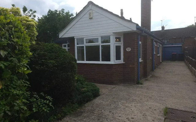 Pet Friendly - 2 Bedrooms - 4 Guests - Parking