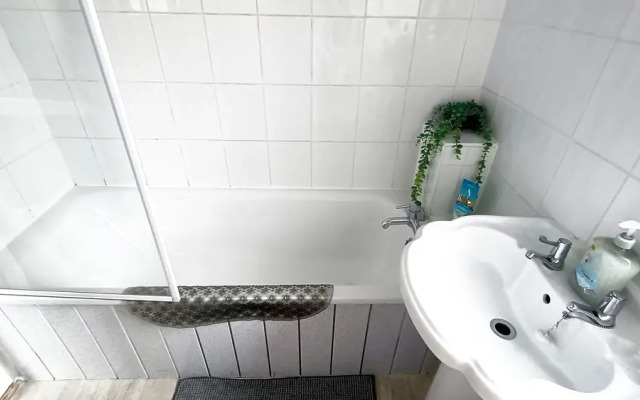 Cozy 3-Bed Family Home with Free Parking