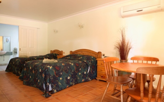 Bottlebrush Motel – Guest Rooms – Capella