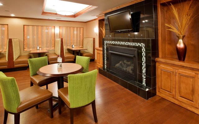 Holiday Inn Express Hotel & Suites Fredericksburg, an IHG Hotel