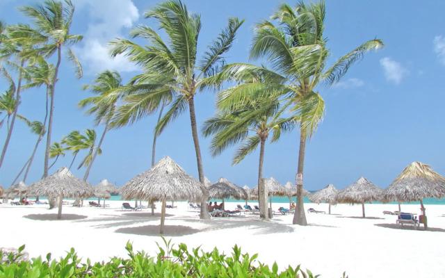 Ducassi Suites Rooftop Pool Beach Club & Spa