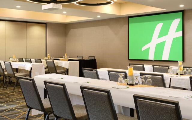 Holiday Inn & Suites Oakland Airport by IHG
