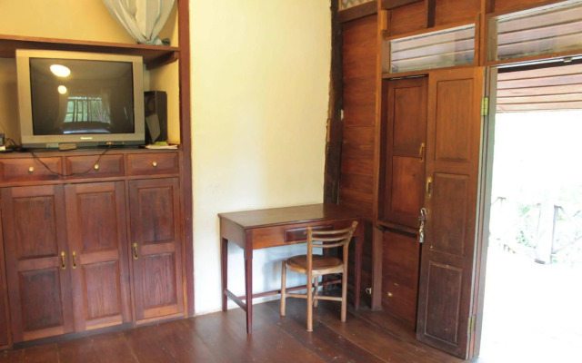 Thai Teak House Garden Homestay