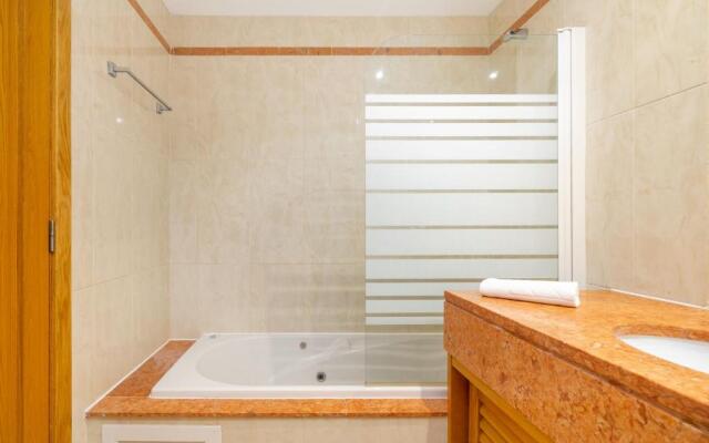 WHome Family Holidays w/ S-Pool, AC, Elevator & Garage