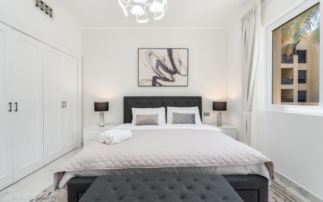 Downtown Beautiful 1bed with outdoor Garden