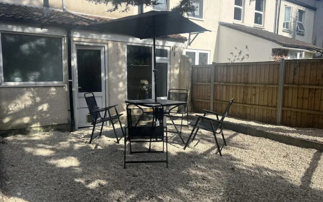 Bristol - 4 Beds - Sleeps 7 - For Groups - Garden
