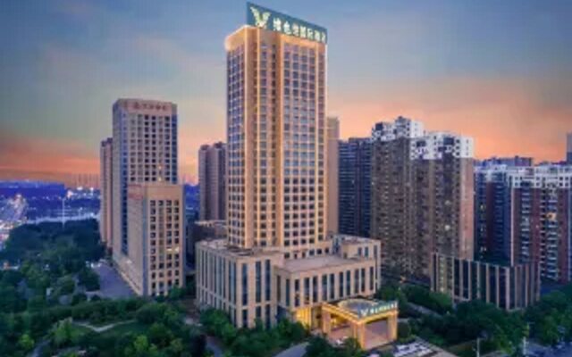 Daye Vienna International Hotel (Huangshi Daye Center High-speed Railway Station)