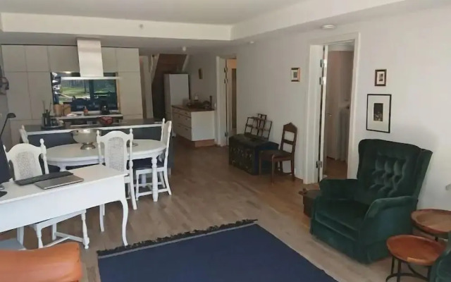 StayPlus Apt in Trendy Area Balcony
