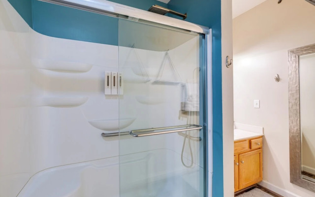 Balcony & Serene Views: Cozy Condo in Huddleston!