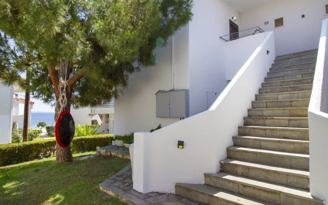 Endless Blue Apartment by Rentals Pro