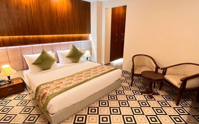 IP Royal Hotel - Couple Friendly Near Yamuna Sports Complex, Karkardooma New Delhi