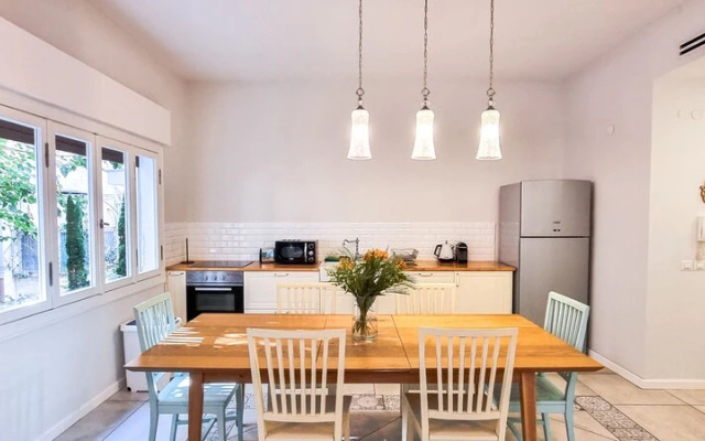 Charming 2BDR apt W Private Garden TL41