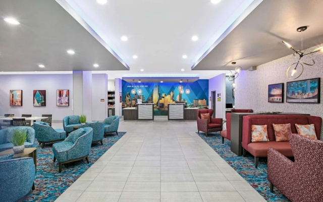 La Quinta Inn & Suites by Wyndham DFW West-Glade-Parks