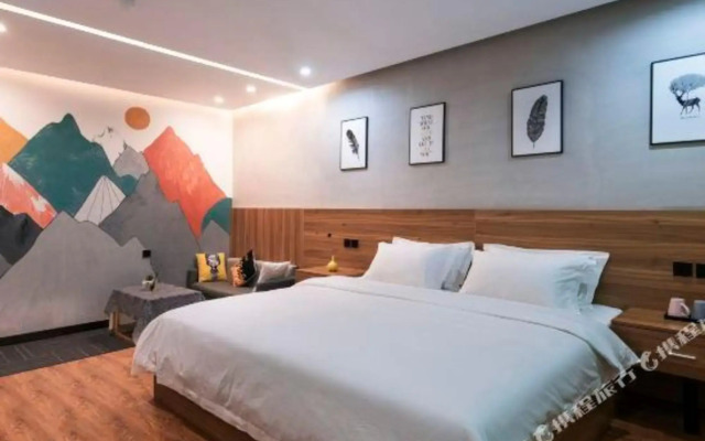 Tuwo Holiday Hotel (Guiyang Railway Station Shachong Road Subway Station)