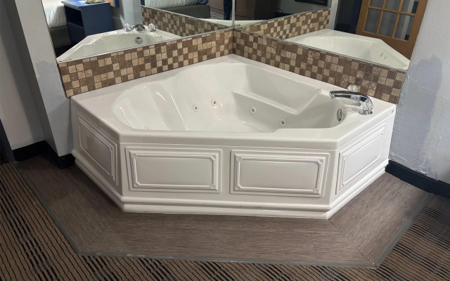 AmericInn by Wyndham Galesburg