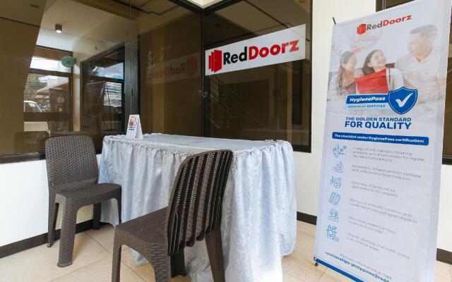 RedDoorz Hostel near Lyceum University Gen.Trias Cavite - Vaccinated Staff