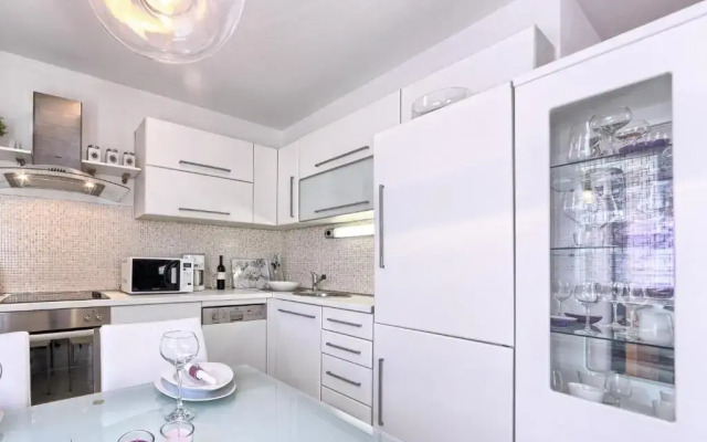 Iris Apartments