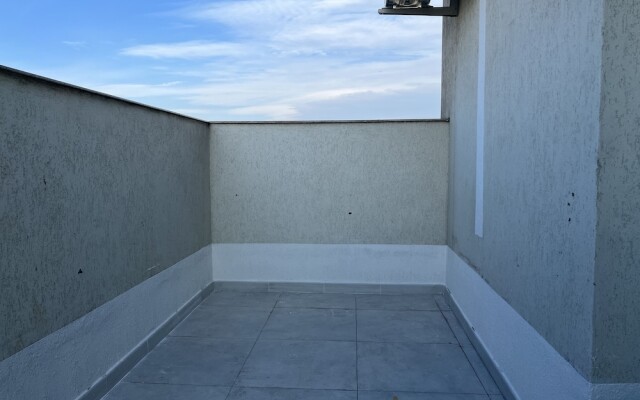 Stunning 2-Room Penthouse Lakeview W11