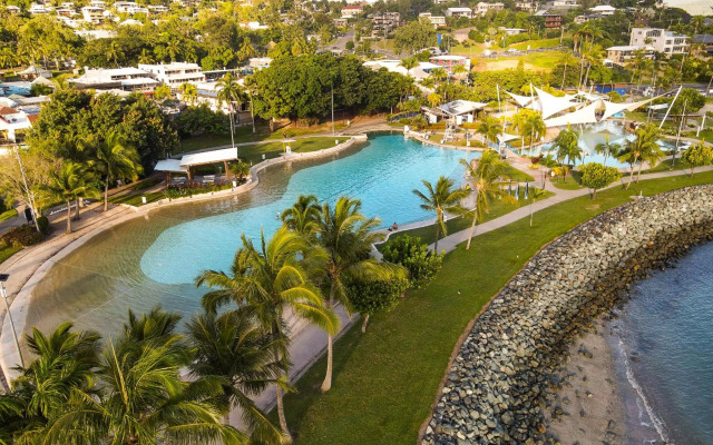 Nomads Airlie Beach
