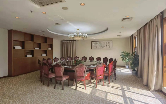 Jiayushan Lake Hot Spring Resort Hotel