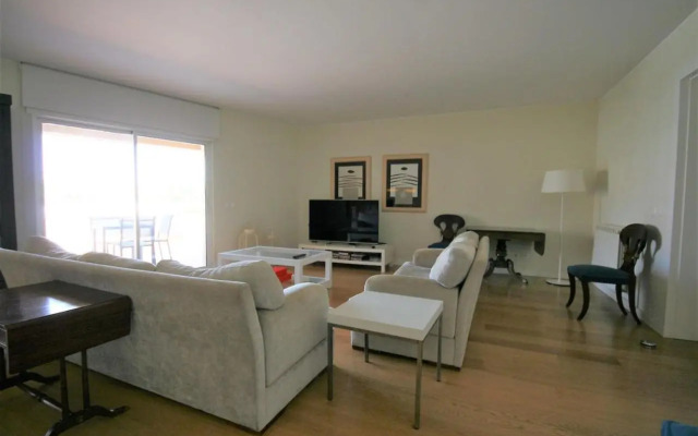 Modern Apartment in Luxurious Condominium