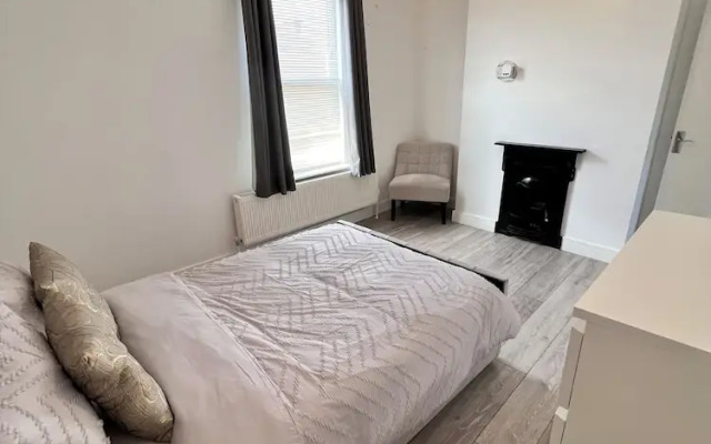 Gillingham - 3 Beds - Sleeps 6 - Garden - Wifi