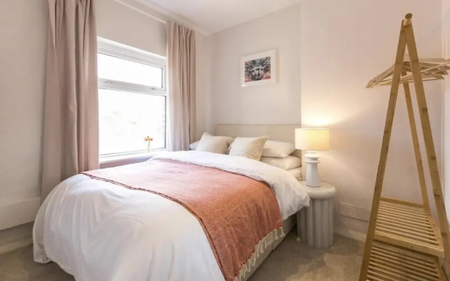 Spacious 4 Bedroom House Sleeps 8