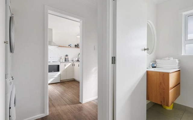 Renovated Takapuna 2BR Apt - Parking