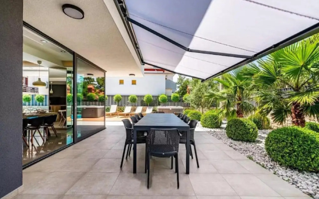 Villa Alpha - Four Bedroom Villa With Swimming Pool