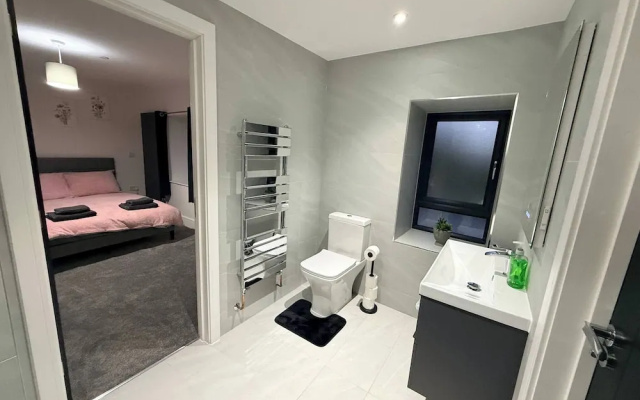 Luxury Home 5 Bedroom 3 Bathroom Games Room Parking