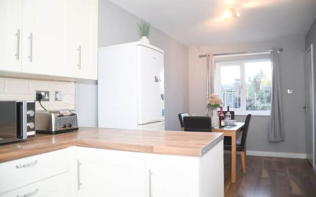 2ndhomestays -willenhall-charming 3-bedroom Home