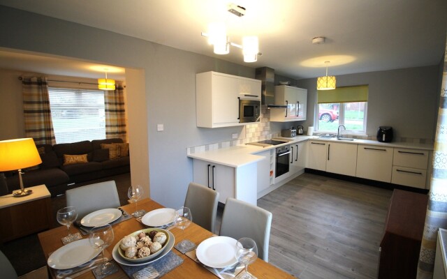 3 Bed House - Sleeps 6 - Fully Refurbished