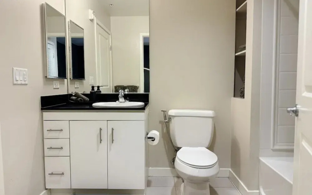 Stylish Retreat W Pool GYM Parking 10min to Cedars