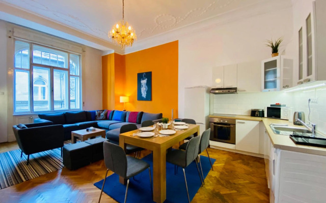 Deco House - Huge central two bedroom