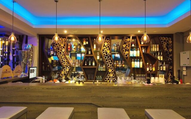 Dragon River Avenue Hotel