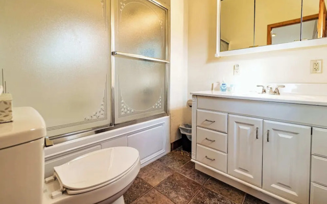 Redbud Retreat Amenity-filled Waterfront Home!