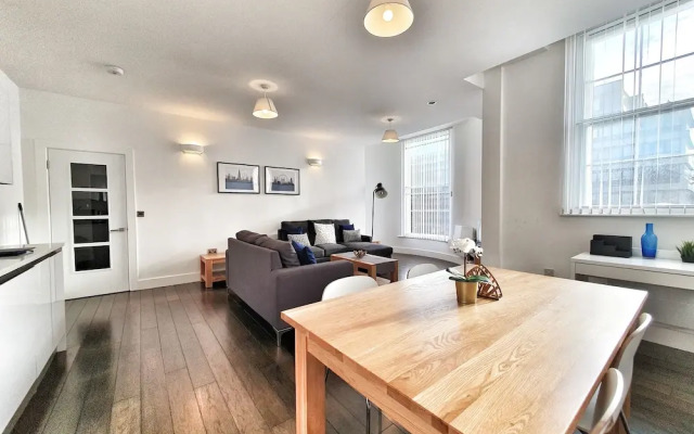 Urbane Spacious Executive Apartment