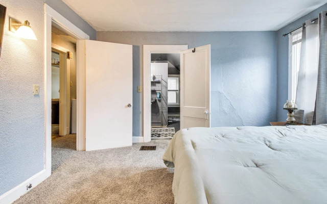 Pet-friendly Cincinnati Apt: 5 Mi to Downtown!