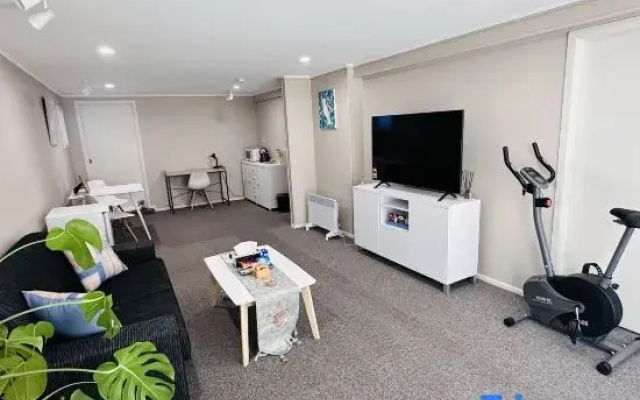 Large 1Br Suite and Private Lounge