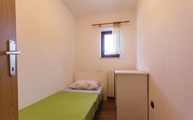 Nice Home in Liznjan With Wifi and 6 Bedrooms