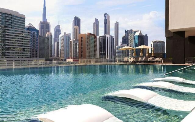 Luxurious 2BR w/ Waterfront and Burj Khalifa View