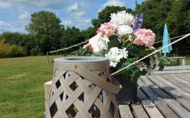 Hopgarden Glamping - Luxury 6m bell tent