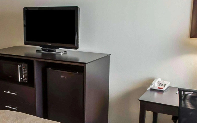 Quality Inn Chesterton near Indiana Dunes National Park I-94
