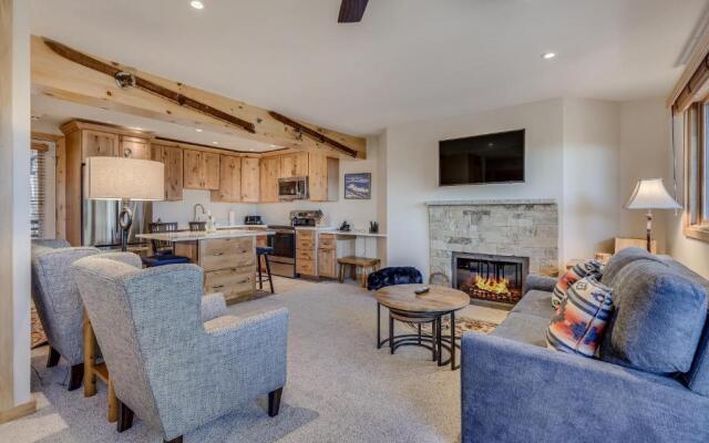 Laurelwood Condominiums Studio Premier Unit 106