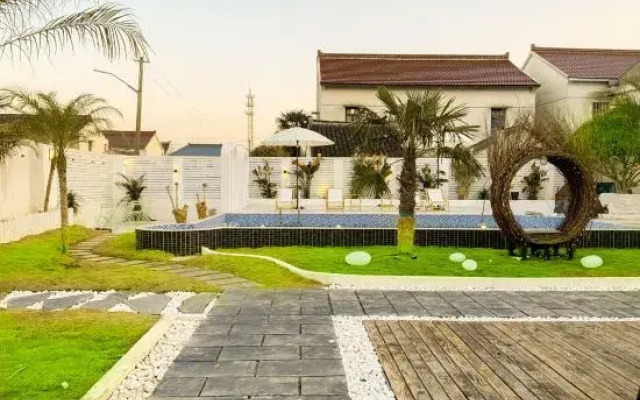 Left bank•la vie Pool Resort
