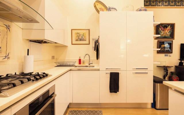 Large 4-bed 8-guests W/patio 1841 House Paddington