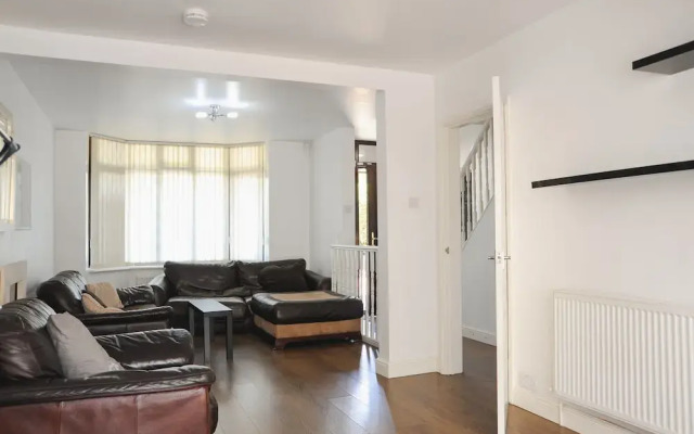 Room in Guest Room - Beautiful Room in Coventry