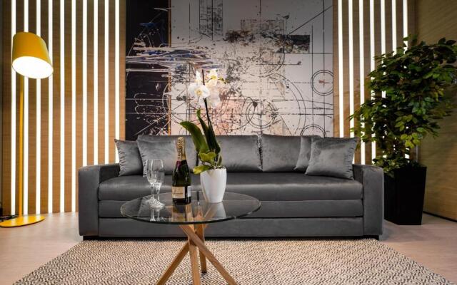Maccani Black Luxury Suites